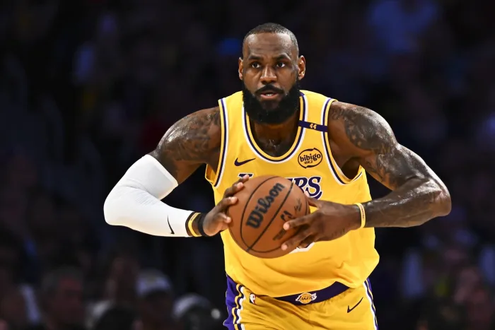 NBA-湖人公布季后赛15人名单：东契奇詹姆斯领衔 两将缺席引关注