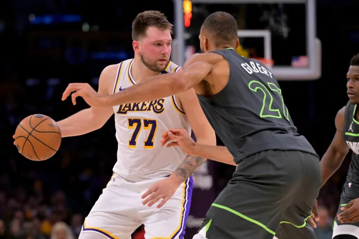 NBA直播- 森林狼客场大胜湖人抢得先机 系列赛暗流涌动